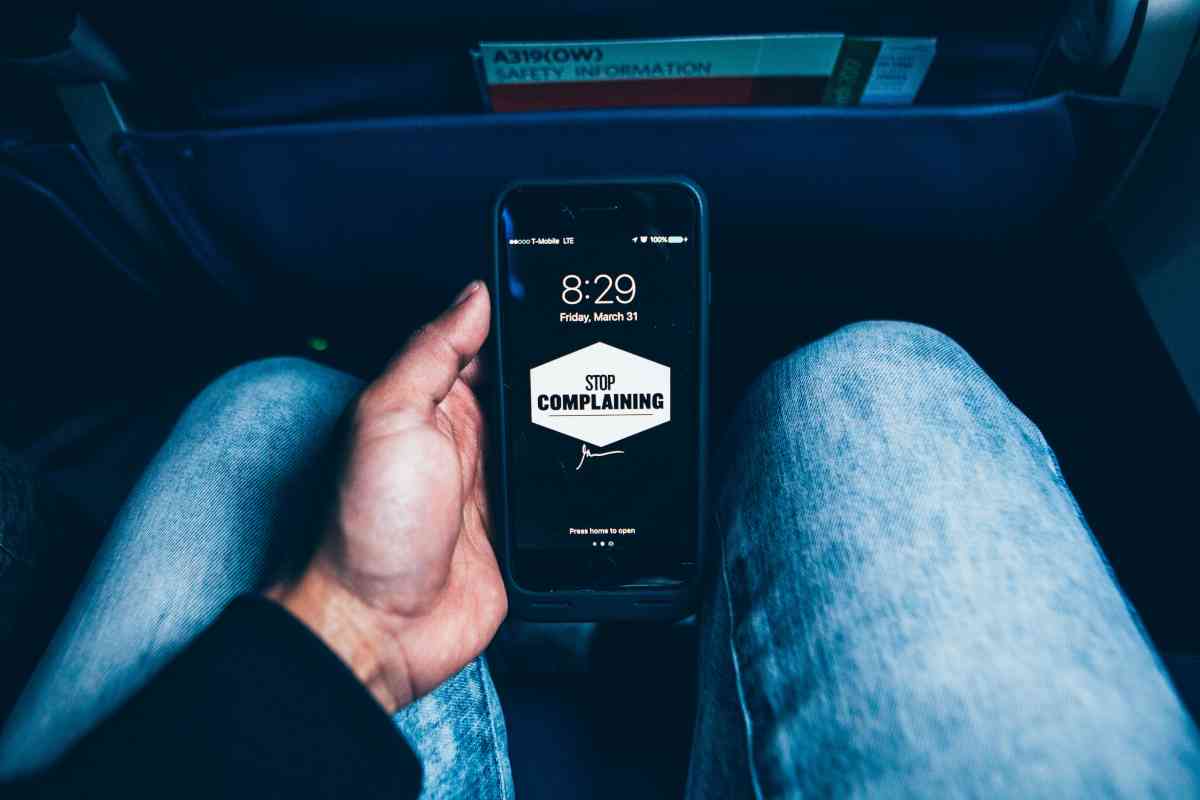 Kesalahan Magang: Terlalu Banyak Mengeluh. Photo by Omar Prestwich on Unsplash