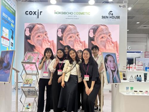 Looking for an internship but still deciding between staying in your home country or going abroad? Both options can give you valuable experience, but the experience you get can be quite different.