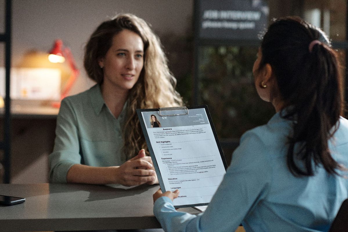 Getting an internship is not just about finding the right company or position. Before starting an internship, students also need to prepare themselves for the selection process and a new professional environment. Of course, there are several requirements students need to prepare, such as their CV and interview preparation.
