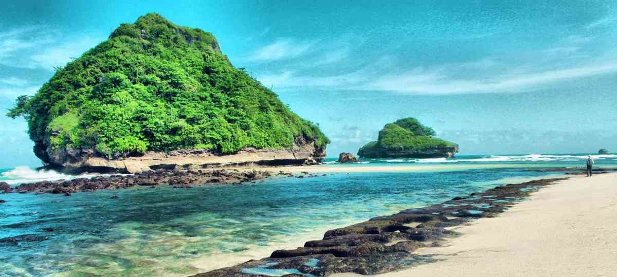 Malang Beautiful Beach: Pantai Goa Cina