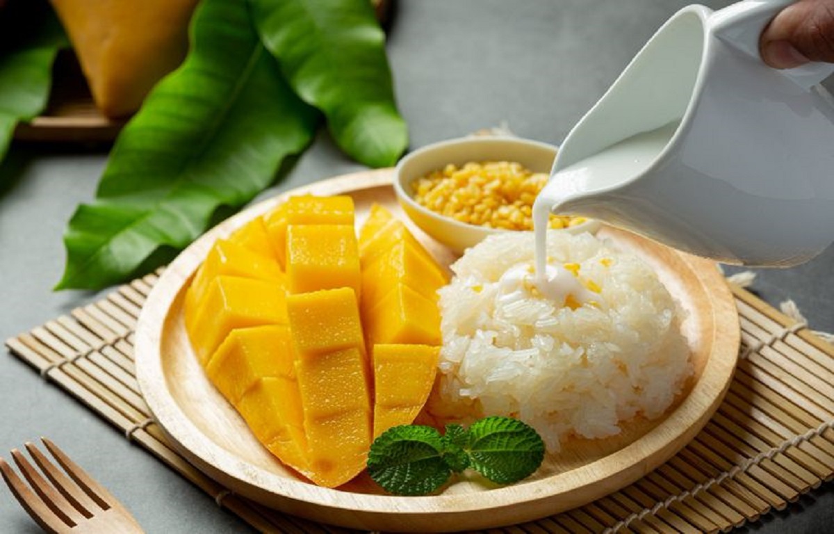 Mango Sticky Rice - Makanan khas Thailand yang dapat ditemui saat Festival Songkran.