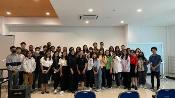 Dokumentasi bersama peserta seminar di UKDC